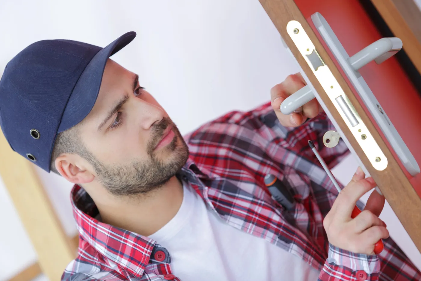 Installation d'une serrure multipoints en applique sur une porte renforcée